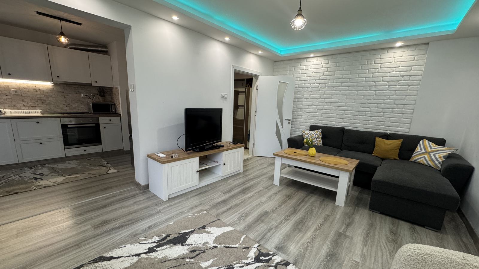 Всекидневна с кухненски бокс в Sweet Home 1