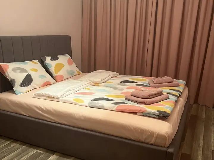 Спалня с голямо огледало